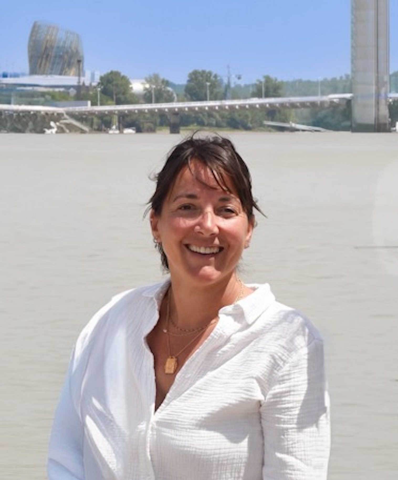 il s'agit d'un portrait d'Hélène jany l'a fondatrice et gestionnaire des micro crèches sweet 4u